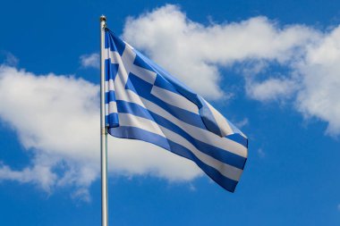 Yunanistan bayrağı dalgalanırken bayrak direğinde