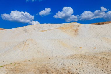 Beyaz kum tepelerinin manzarası