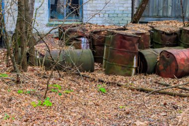 Çernobil Yasaklama Bölgesi, Ukrayna 'daki Pripyat hayalet kasabasında eski paslı fıçılar.