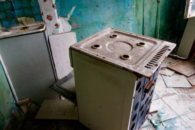 Ukrayna 'nın Çernobil Yasak Bölgesi' ndeki Pripyat hayalet kasabasındaki terk edilmiş dairenin mutfağı.