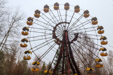 Çernobil Yasak Bölge, Ukrayna 'daki Pripyat hayalet kasabasının eğlence parkında terk edilmiş dönme dolap.