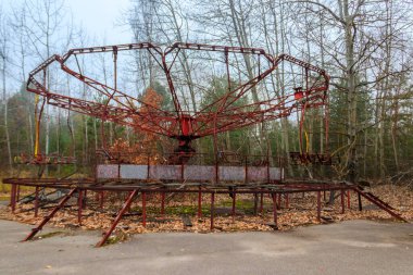 Çernobil Yasaklama Bölgesi, Ukrayna 'daki Pripyat hayalet kasabasının eğlence parkında paslı bir atlıkarınca.