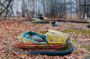 Çernobil Yasak Bölge, Ukrayna 'daki Pripyat şehrinin eğlence parkında terk edilmiş çarpışan arabalar.