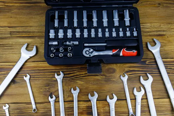 Araba tamiri için evrensel alet çantası ve ahşap arka planda ingiliz anahtarı aletleri. Üst görünüm