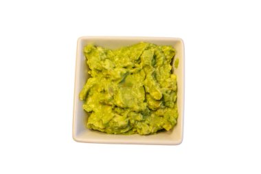 Bir kase guacamole beyaz arka planda izole