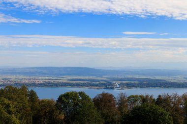 İsviçre, Bern kantonundaki Preles 'ten Biel Gölü' nün havadan görüntüsü.