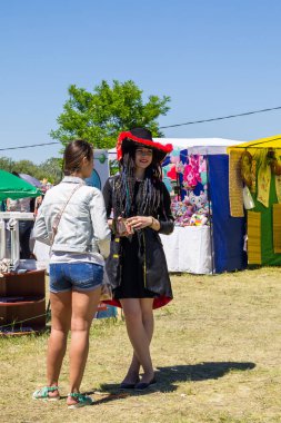 Kremenchug, Ukrayna - 3 Haziran 2017: Çilek Festivali sırasında kimliği belirsiz kişi