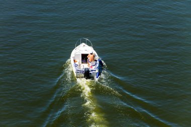 Dinyeper nehrinde yüzen motorlu tekne