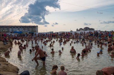 Arabat Spit, Ukrayna-Ağustos 23, 2017: bilinmeyen insanlar termal Radon kaynağında yıkanmak