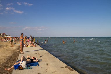 Genichesk, Ukrayna - 25 Ağustos 2017: Bilinmeyen insanlar Azov Denizi kıyısında eğleniyor