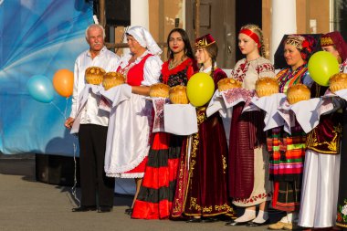 Genichesk, Ukrayna - 26 Ağustos 2017: İnsanlar Festivali ulusal kültür Tavriyska rodyna (Tavria aile sırasında geleneksel giyim)