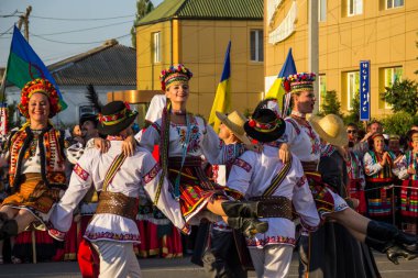 Genichesk, Ukrayna - 26 Ağustos 2017: Ulusal Kültür Festivali sırasında Ukrayna 'da geleneksel giyinmiş dansçılar Tavriyska rodyna (Tavria Ailesi))