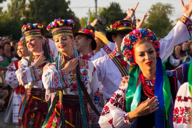 Genichesk, Ukrayna - 26 Ağustos 2017: Ulusal Kültür Festivali sırasında Ukrayna 'da geleneksel giyinmiş dansçılar Tavriyska rodyna (Tavria Ailesi))