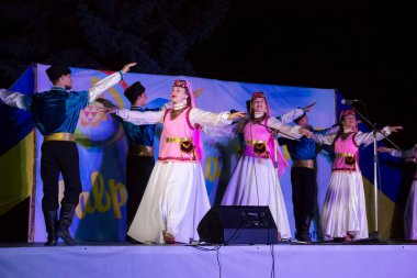 Genichesk, Ukrayna - 26 Ağustos 2017: Ulusal kültür Tavriyska Festival rodyna (Tavria aile sırasında Sahne Alanı'nda Türk geleneksel giyim dansçılar gerçekleştirmek)