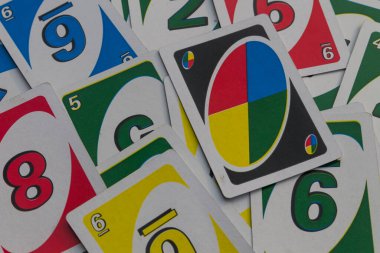 Kremenchug, Ukrayna - 18 Ekim 2017: Uno oyun kartlarının arka planı. Amerikan kart oyunu