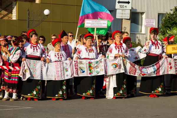 Genichesk, Ukrayna - 26 Ağustos 2017: İnsanlar Festivali ulusal kültür Tavriyska rodyna (Tavria aile sırasında geleneksel giyim)