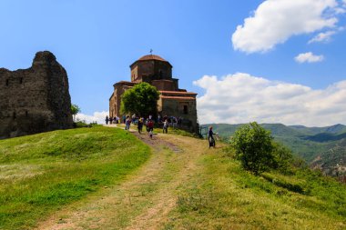 Mtskheta, Gürcistan - 1 Mayıs 2018: 6. yüzyılın ortodoks manastırı olan Jvari Manastırı 'na bakın.