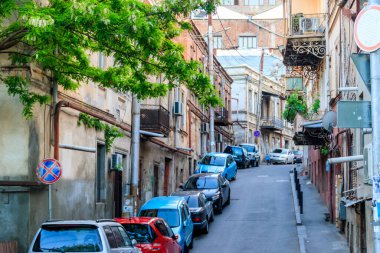 Tiflis, Gürcistan - 1 Mayıs 2018: Gürcistan 'ın merkezinde Dar Sokak