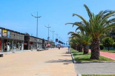Batumi, Adjara, Gürcistan - 3 Mayıs 2018: Palmiye ağaçları, bisiklet yolu ve modern mimari ile Batumi seti