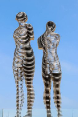 Batumi, Gürcistan - 3 Mayıs 2018: Mavi gökyüzüne karşı Erkek ve Kadın ya da Ali ve Nino başlıklı hareket eden metal heykel