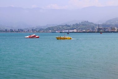 Batumi, Gürcistan - 3 Mayıs 2018: Karadeniz 'de motorlu tekne. Yaz tatili