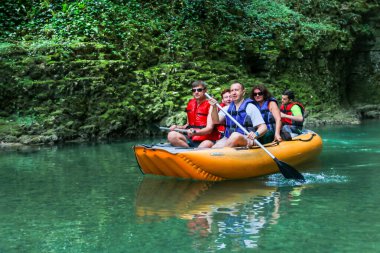 Martvili, Gürcistan - 5 Mayıs 2018: Turistler Martvili Kanyonu 'ndaki Abasha nehrinde lastik botlarda rafting yapıyorlar