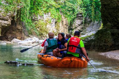 Martvili, Gürcistan - 5 Mayıs 2018: Turistler Martvili Kanyonu 'ndaki Abasha nehrinde lastik botlarda rafting yapıyorlar