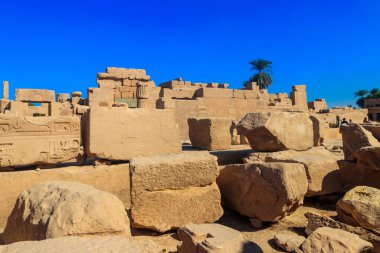 Karnak Tapınağı Kompleksi, yaygın olarak Karnak olarak bilinen, Luxor, Mısır 'daki çürümüş tapınaklar, şapeller, sütunlar ve diğer binaların geniş bir karışımından oluşur.