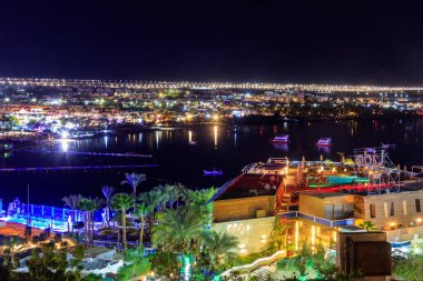 Gece Mısır 'ın Sharm El Sheikh kentindeki Naama Körfezi manzarası. Yukarıdan görüntüle