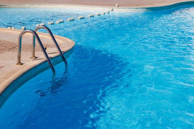 Tropik bir tatil köyünde temiz suyla yüzme havuzu.