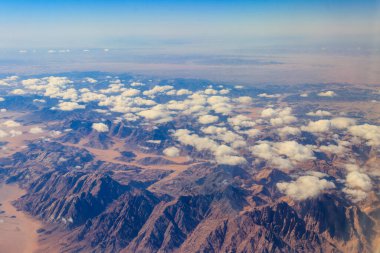 Mısır 'daki Sina dağları ve çöl manzarası. Uçaktan görünüm