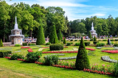 St. Petersburg, Rusya - 25 Haziran 2019: Peterhof 'un alt parkındaki Roma çeşmesi