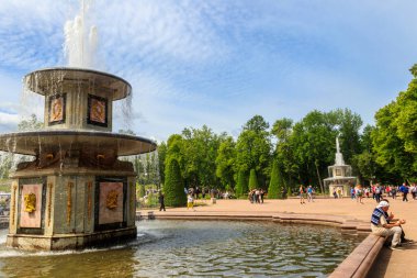 St. Petersburg, Rusya - 25 Haziran 2019: Peterhof 'un alt parkındaki Roma çeşmesi