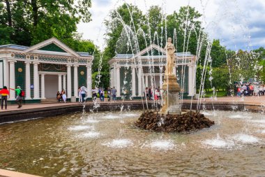 St. Petersburg, Rusya - 25 Haziran 2019: St. Petersburg, Rusya 'daki Aşağı Peterhof Parkı' nda Havva Pınarı