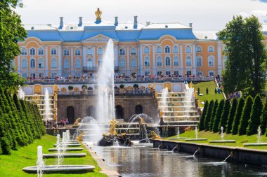 Saint Petersburg, Rusya - 25 Haziran 2019: Peterhof Sarayı ve Deniz Kanalı üzerinden St. Petersburg, Rusya