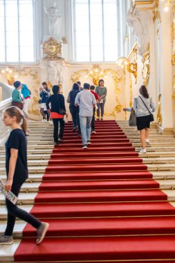 St. Petersburg, Rusya - 26 Haziran 2019: Turistler Rusya 'nın St. Petersburg kentindeki Kış Hermitage Müzesi' ndeki Ürdün merdivenlerinin basamaklarından yukarı çıkıyorlar