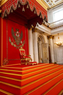 St. Petersburg, Rusya - 26 Haziran 2019: Saint Petersburg, Rusya 'daki St. George Hall Sarayı' ndaki (Devlet Hermitage Müzesi) büyük imparatorluk tahtı