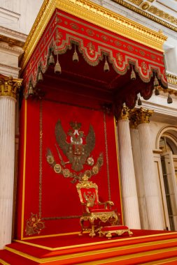 St. Petersburg, Rusya - 26 Haziran 2019: Saint Petersburg, Rusya 'daki St. George Hall Sarayı' ndaki (Devlet Hermitage Müzesi) büyük imparatorluk tahtı