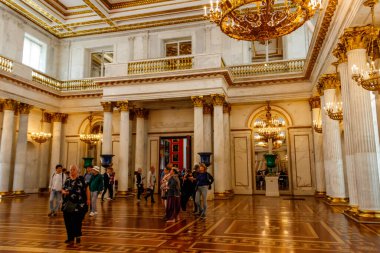 St. Petersburg, Rusya - 26 Haziran 2019: St. Petersburg, Rusya 'daki St. George Kış Sarayı Sarayı' na (Devlet Hermitage Müzesi) ziyaretçiler