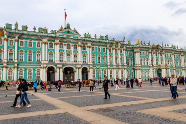 St. Petersburg, Rusya - 26 Haziran 2019: Saint Petersburg, Rusya 'daki Palace Square' deki Kış Sarayı (Hermitage Museum) önünde at arabaları