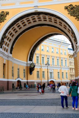 St. Petersburg, Rusya - 26 Haziran 2019: St. Petersburg, Rusya 'daki Palace Square' deki Genelkurmay Binası