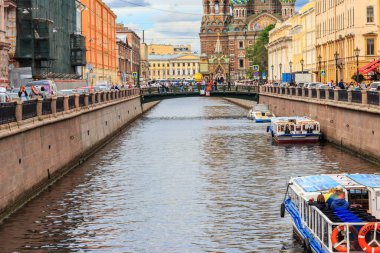 St. Petersburg, Rusya - 26 Haziran 2019: Griboedov kanalı ve St. Petersburg, Rusya 'nın merkezinde dökülen kanla ilgili kilise manzarası
