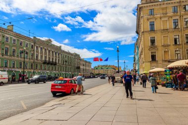 St. Petersburg, Rusya - 26 Haziran 2019: Saint Petersburg, Rusya 'nın merkezindeki Nevsky Caddesi' nde trafik