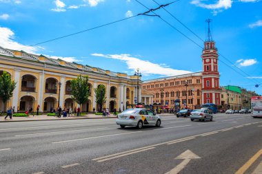 St. Petersburg, Rusya - 26 Haziran 2019: Saint Petersburg, Rusya 'nın merkezindeki Nevsky Caddesi' nde trafik