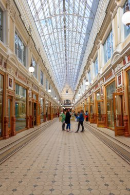 St. Petersburg, Rusya - 26 Haziran 2019: Passage alışveriş galerisinin içi. Passage, Rusya 'nın Saint Petersburg şehrinde Nevsky Prospekt' te seçkin bir mağazadır.