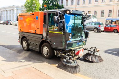 St. Petersburg, Rusya - 26 Haziran 2019: Sanayi karayolu temizleyicisi Saint Petersburg, Rusya 'da bir şehir caddesini temizliyor. Toplum yol hizmetleri, sokak temizliği, yol ekipmanları