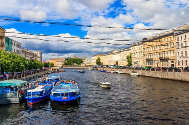 St. Petersburg, Rusya - 26 Haziran 2019: Turistlerle dolu tekneler Saint Petersburg, Rusya 'da Fontanka nehrinde yelken açıyor