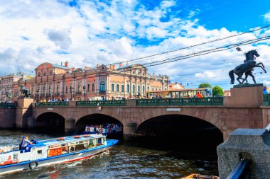 St. Petersburg, Rusya - 26 Haziran 2019: Saint Petersburg, Rusya 'da Fontanka nehri üzerindeki Anichkov köprüsünün manzarası