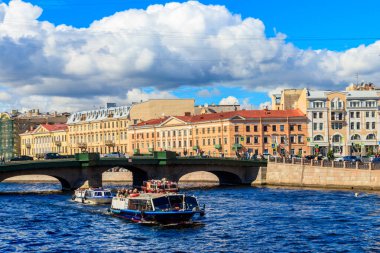 St. Petersburg, Rusya - 26 Haziran 2019: Turistlerle dolu tekneler Saint Petersburg, Rusya 'da Fontanka nehrinde yelken açıyor