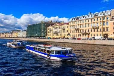 St. Petersburg, Rusya - 26 Haziran 2019: Turistlerle dolu tekneler Saint Petersburg, Rusya 'da Fontanka nehrinde yelken açıyor